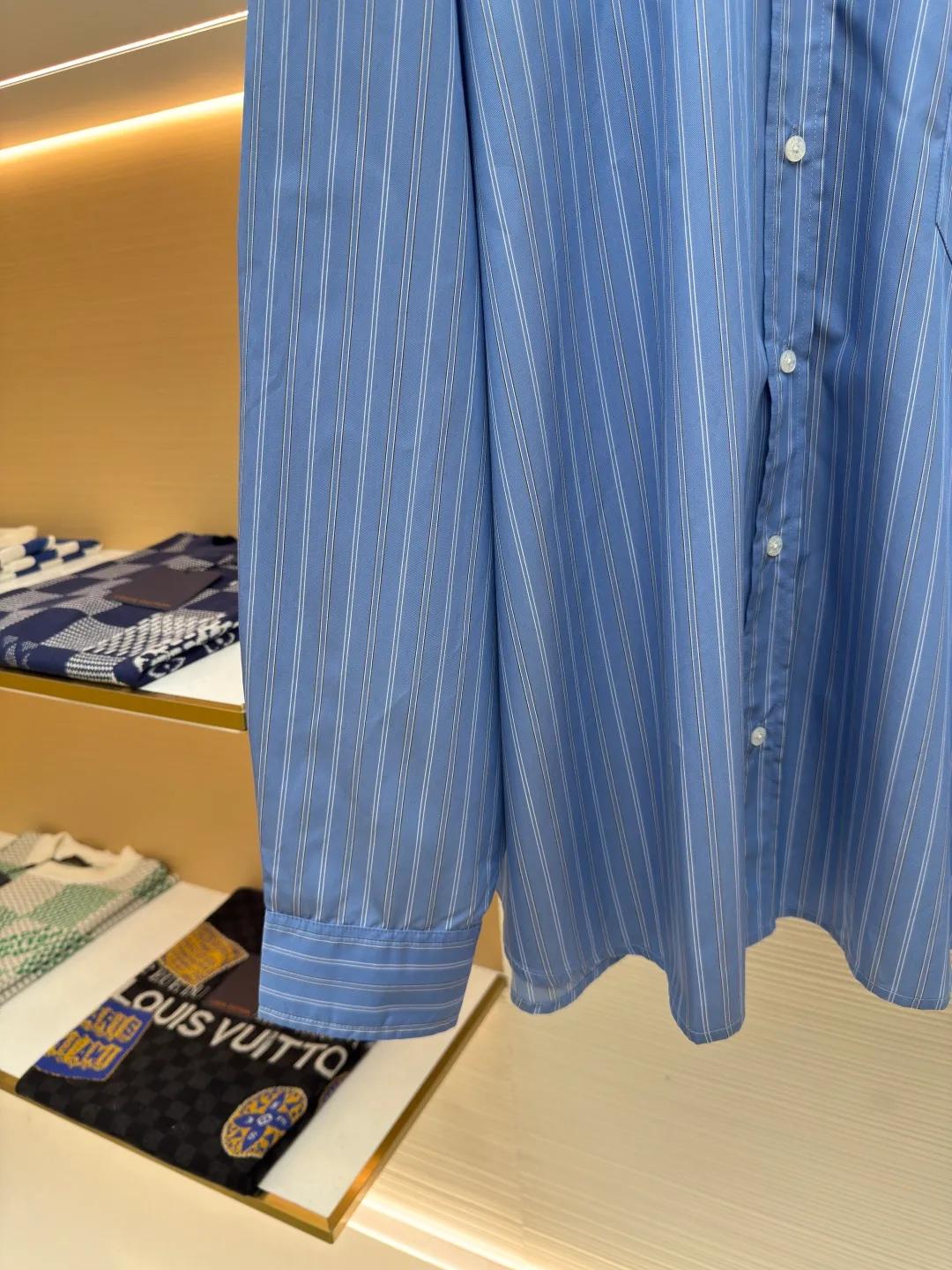 Acne Studios 1996 logo striped shirt ●Authentic product: 5500 purchase and development ●Item number: 1680333-B05 ●Fabric: Three-color soft light Tencel cotton rhyme woven striped fabric ●Technology: Positioning cutting machine ●Version: Fitted version ●Weight: about 315 grams ●Size: 44-46-48-50 ●Description: Customized three-color soft light Tencel cotton rhyme woven striped fabric with excellent texture and comfortable skin fit With classic blue as the main tone, it is dynamic and energetic, fresh and elegant. The distribution of black and white stripes is staggered, delicate and smooth. The Acne Studios1996 logo label is embellished on the back, carrying the origin and history of the brand, and pushing the retro atmosphere to a climax. The details reveal a sense of luxury, and the beauty of layers is all in the stripes. Infrared positioning cutting machine uses infrared emitters and infrared receivers to achieve precise positioning of materials. The accuracy can reach the micron level, thereby meeting the effect of high-precision cutting of plaid alignment. The middle heat transfer position uses advanced positioning tools to ensure the alignment marks on the clothing, and then professionally trims the heat transfer edges to achieve high-precision alignment. The overall wiring is straight and delicate, the fabric is comfortable and soft, and the color is consistent without color difference. It can be matched with the same style to create a fashionable look and control various occasions. Customized accessories, complete with three standards, same style for men and women!